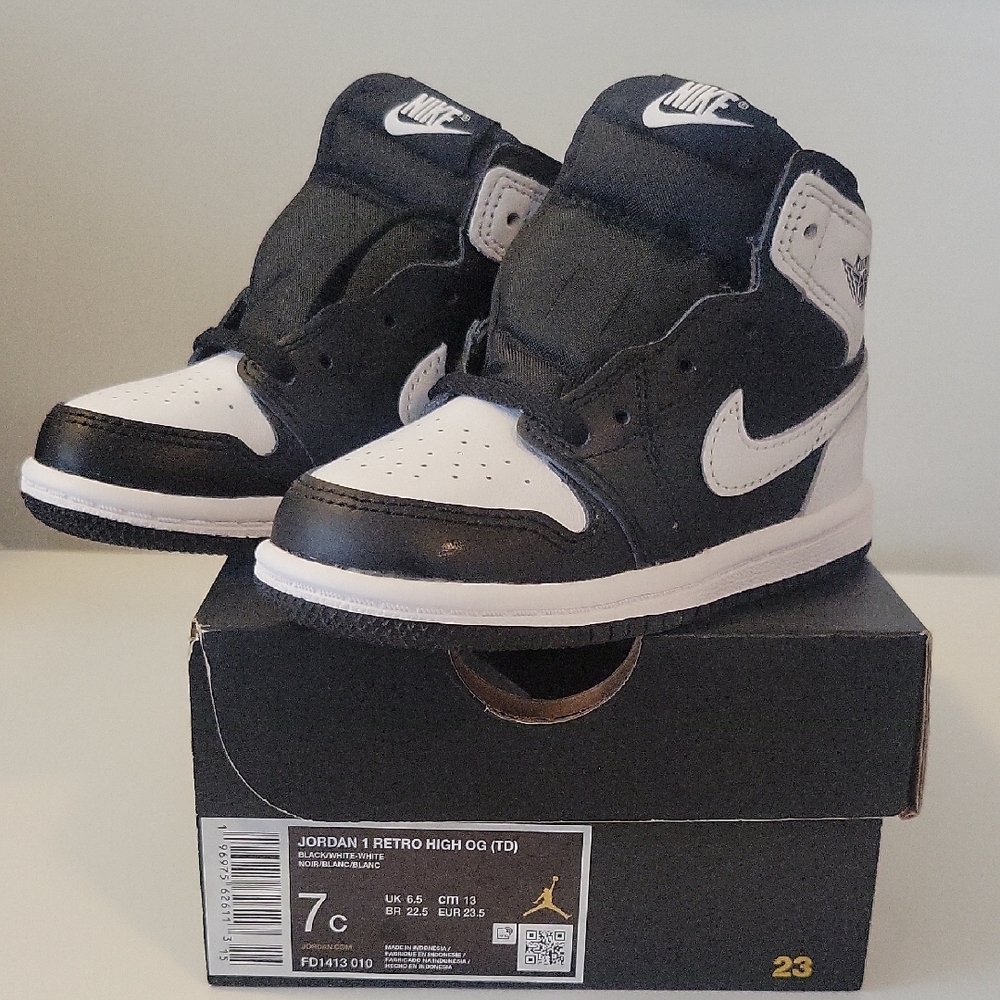 Nike Kids' Air Jordan 1 Retro High OG Black/White Shoes - Picture 2 of 6